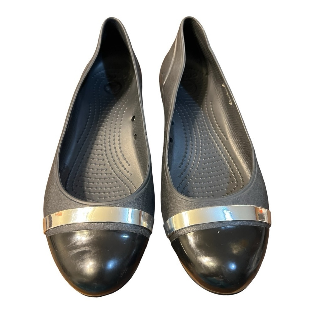 Crocs Black/Gray Cap Toe With Silver Band Ballet Flats in a Woman’s Size 10